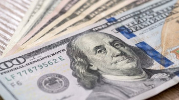 Фотография к новости: Курс доллара на утренних торгах составил 376 тенге