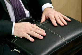 Фотография к новости: Из-за обвинений в поборах главу департамента юстиции ВКО проверяют антикоррупционеры