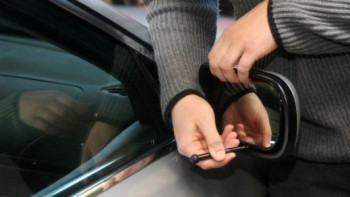 Фотография к новости: Пятнадцать ворованных зеркал изъяли у продавца на алматинском авторынке