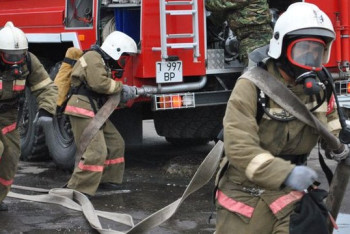 Фотография к новости: Пожарные успели вынести газовый баллон из горящего киоска в Алматы