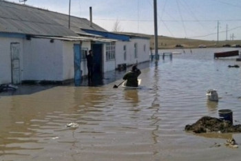 Фотография к новости: Паводки в Жамбылской области: занятия отменили, учителя взялись за лопаты 