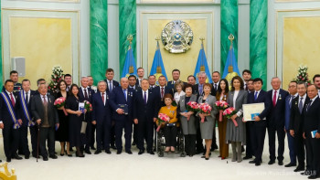 Фотография к новости: Накануне Дня Независимости Президент Казахстана вручил государственные награды  