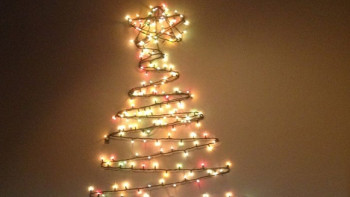 Фотография к новости: Чем опасна новогодняя ёлка, рассказали в ДЧС Астаны