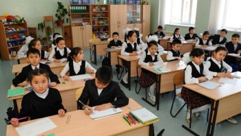 Фотография к новости: В Астане директора школ передают свои кабинеты учителям и ученикам