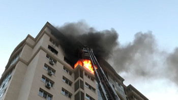 Фотография к новости: Квартира горит в тринадцатиэтажном доме в Алматы 