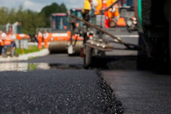 Фотография к новости: Отдай это своему отцу - аким Темиртау вернул подрядчику кусок бракованного асфальта