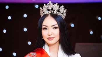 Фотография к новости: Алматинка выступила в 30-килограммовом золотом платье на "Мисс Вселенная 2018"