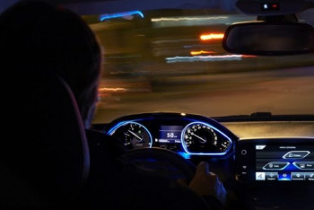 Фотография к новости: Пьяный мужчина врезался в административное здание на угнанном автомобиле в Астане