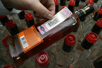 Фотография к новости: Более 11 млн бутылок нелегального алкоголя изъяли в Казахстане в 2017 году