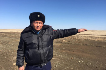 Фотография к новости: Казахстанский офицер полиции спас заблудившуюся россиянку