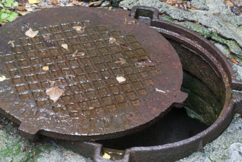 Фотография к новости: В Павлодаре отдел ЖКХ выясняет, как мог ребенок провалиться в колодец