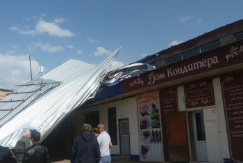 Фотография к новости: Сильный ветер повалил деревья и снёс крыши в Уральске