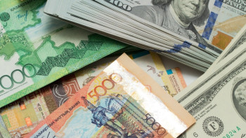 Фотография к новости:  KASE: Курс доллара составил 372 тенге 