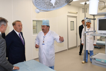 Фотография к новости: Глава государства посетил центр роботизированной хирургии в Усть-Каменогорске 