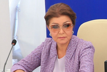 Фотография к новости: Дарига Назарбаева выразила соболезнования в связи с катастрофой военного вертолета 