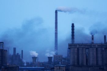 Фотография к новости: Из-за жалоб на чёрный снег в "АрселорМиттал Темиртау" вновь начались проверки