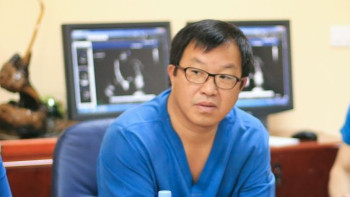 Фотография к новости: Известный казахстанский врач собственноручно убирает снег перед больницей