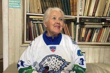 Фотография к новости: 77-летняя бабушка из Астаны посещает все матчи "Барыса"