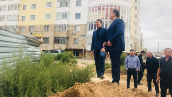 Фотография к новости: Исекешев дал ряд поручений по обустройству подъездных путей к школам и жилым домам