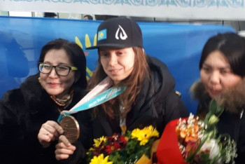 Фотография к новости: Бронзовая призёрша Олимпиады-2018 Юлия Галышева вернулась в Казахстан