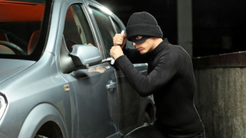 Фотография к новости: Скрывавшийся от полиции автоугонщик врезался в бетонное ограждение в Усть-Каменогорске