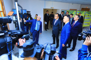 Фотография к новости: Ашимбаев вручил ключи от первых квартир по программе "7-20-25" в Костанайской области