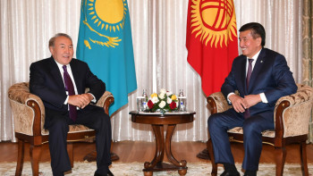 Фотография к новости: Назарбаев поздравил Жээнбекова с Днём независимости Кыргызстана