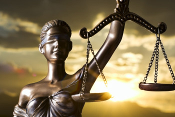 Фотография к новости: Прокурора судят за покровительство преступникам и связь с хозяйкой притона в Алматы