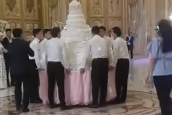 Фотография к новости: В сети обсуждают еще один свадебный торт из Шымкента 