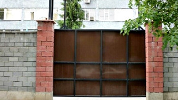 Фотография к новости: Причины возведения новых заборов вокруг здания ДВД Алматы озвучили в полиции