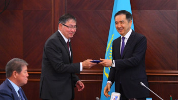 Фотография к новости: За вклад в развитие Астаны Сагинтаев вручил юбилейные медали