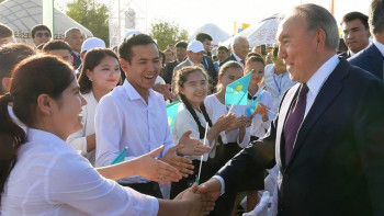 Фотография к новости: В судьбоносные времена здесь принимались важные решения - Президент встретился с туркестанцами