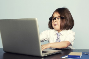 Фотография к новости: Бракованный ноутбук подарили акмолинской школьнице на президентской ёлке  