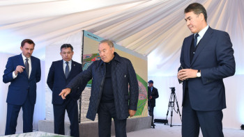 Фотография к новости: Назарбаев ознакомился с планом по застройке жилых массивов Астаны 