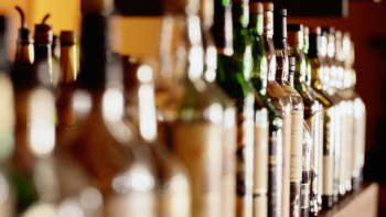 Фотография к новости: В пропаже тысячи бутылок алкоголя подозревают сотрудников департамента госдоходов Акмолинской области