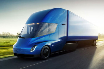 Фотография к новости: Tesla впервые показали, как разгоняется их электрогрузовик