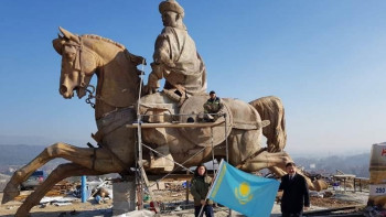 Фотография к новости: В Турции установили памятник эпосу "Кероглы", созданный казахстанским скульптором 