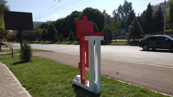 Фотография к новости: "Красные человечки" на самокате появились в Алматы