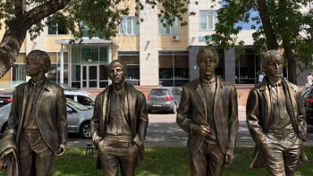 Фотография к новости: Трон из "Игры престолов" и скульптура группы The Beatles появились в Астане