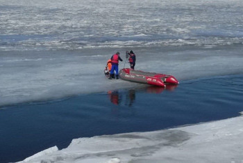 Фотография к новости: Cпасатели ВКО обследуют лёд Иртыша