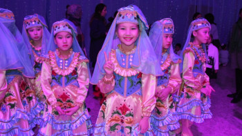 Фотография к новости: Сертификаты на 50 тысяч тенге вручили 300 детям на акиматовской ёлке в Астане 