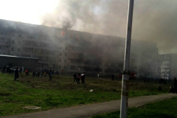 Фотография к новости: Из горящей многоэтажки эвакуировано 300 алматинцев