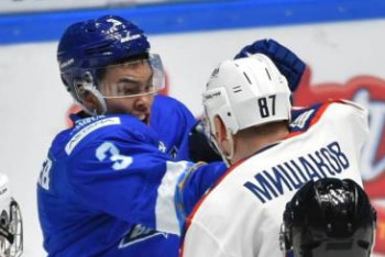 Фотография к новости: Казахстанский хоккеист устроил драку с российским игроком во время матча