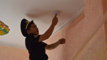 Фотография к новости: Датчики угарного газа пожарные бесплатно устанавливают в частных домах Алматы