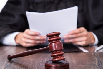 Фотография к новости: Отбывающий наказание чиновник пытался дать взятку инспектору службы пробации в ВКО