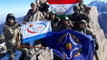 Фотография к новости: Военные разведчики четырёх стран водрузили флаг ОДКБ на вершину пика Нурсултан