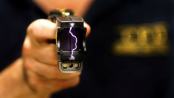 Фотография к новости: Лжекоммунальщики с электрошокером пытались обокрасть женщину в Костанае