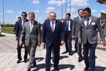 Фотография к новости: Глава государства ознакомился с процессом производства икры рыб в ВКО 