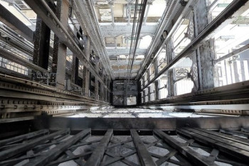 Фотография к новости: Два подростка упали в шахту лифта в Атырау: один скончался на месте 