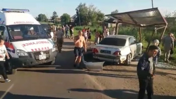 Фотография к новости: Машина въехала в остановку с людьми в Петропавловске: пострадало 6 человек